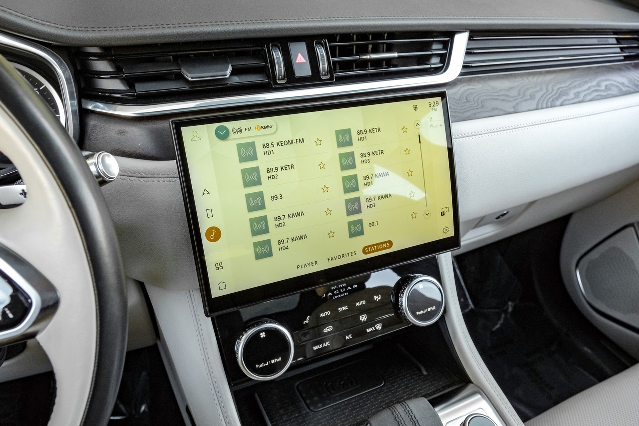 Jaguar F-PACE Vehicle Main Gallery Image 32