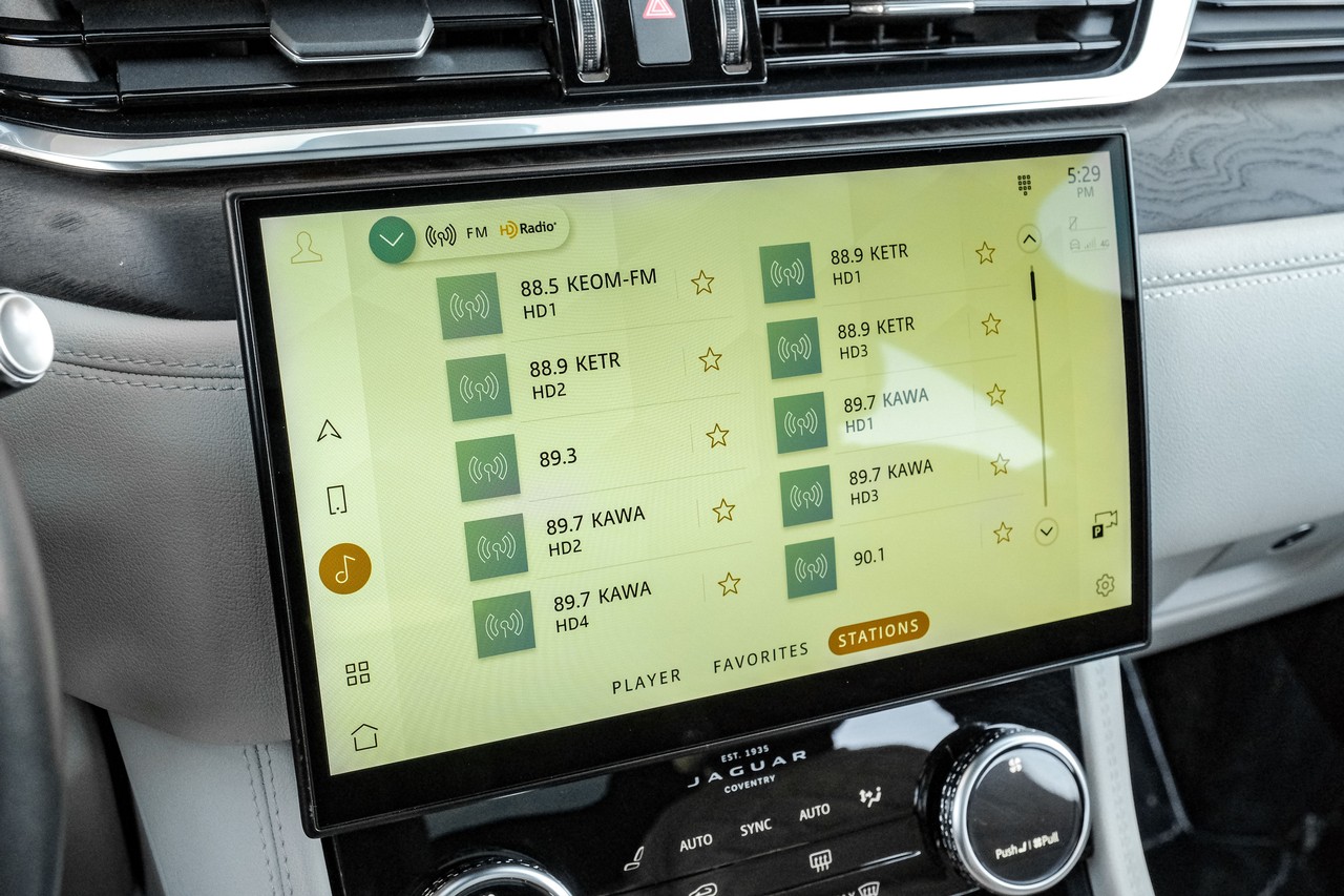 Jaguar F-PACE Vehicle Main Gallery Image 33