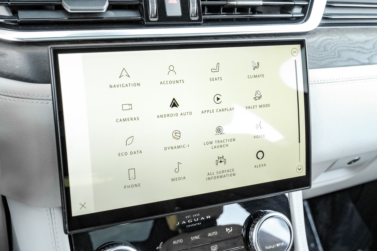 Jaguar F-PACE Vehicle Main Gallery Image 35