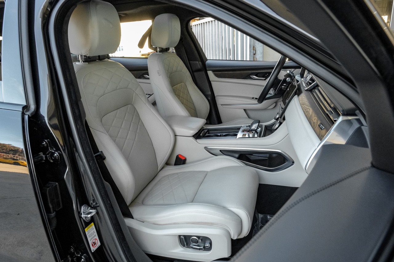 Jaguar F-PACE Vehicle Main Gallery Image 41