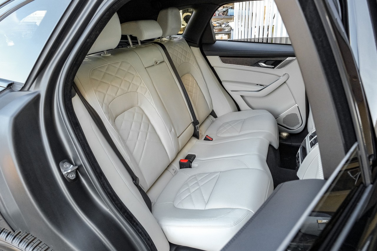 Jaguar F-PACE Vehicle Main Gallery Image 43