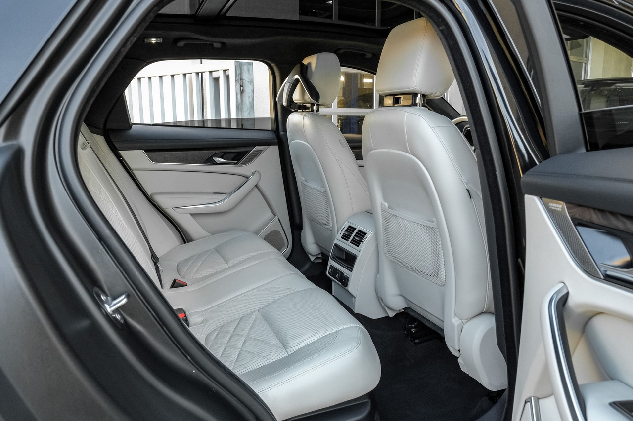 Jaguar F-PACE Vehicle Main Gallery Image 44