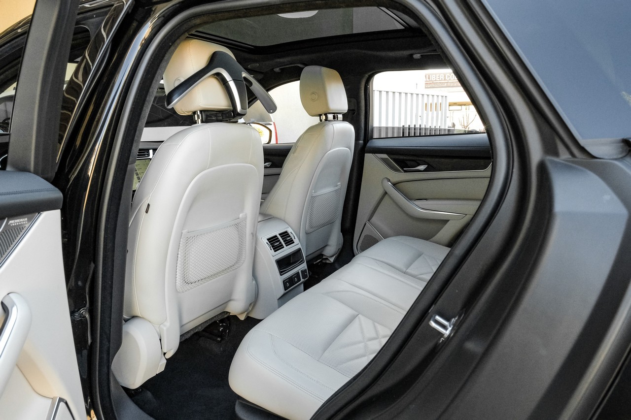 Jaguar F-PACE Vehicle Main Gallery Image 45