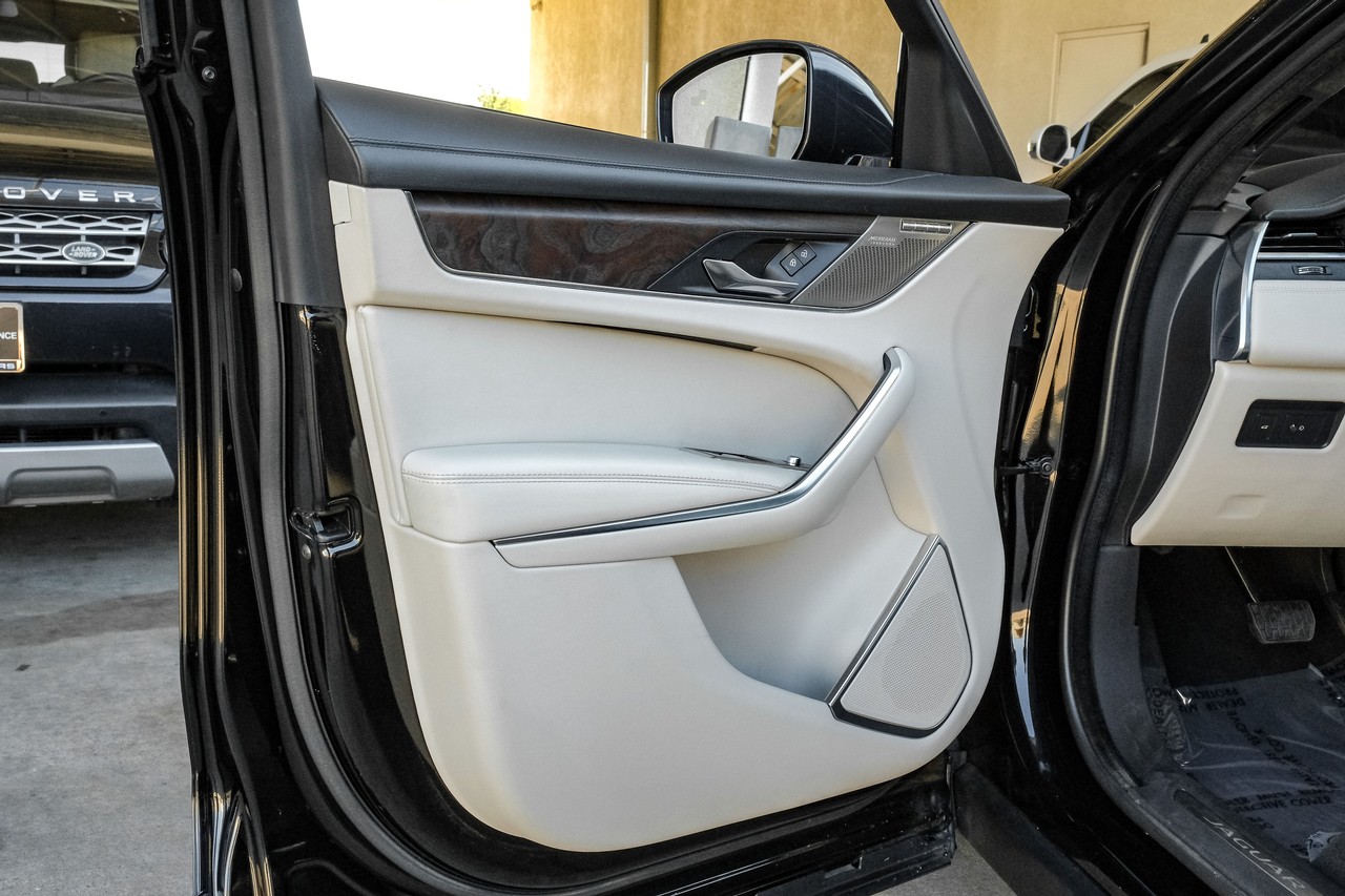 Jaguar F-PACE Vehicle Main Gallery Image 49