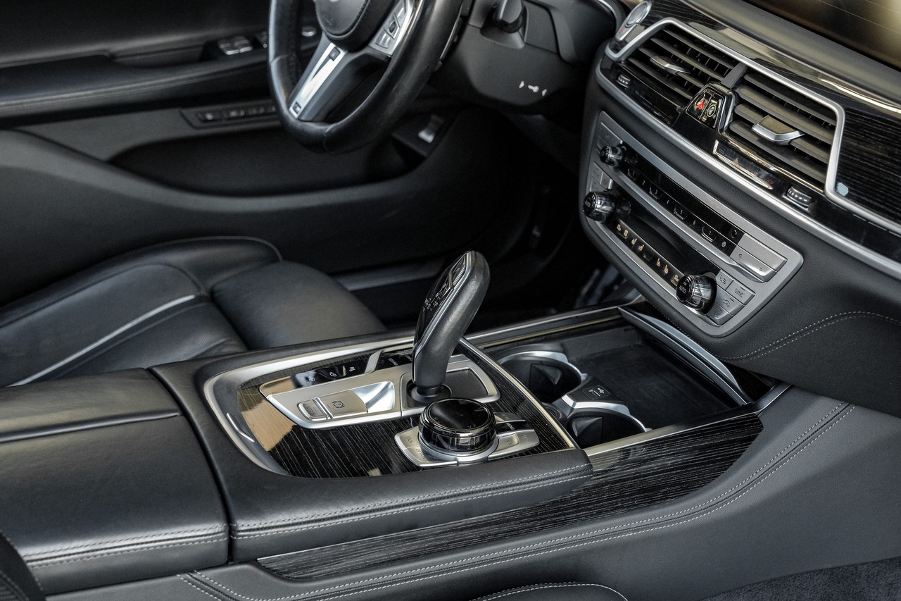 BMW 7 Series Vehicle Main Gallery Image 25
