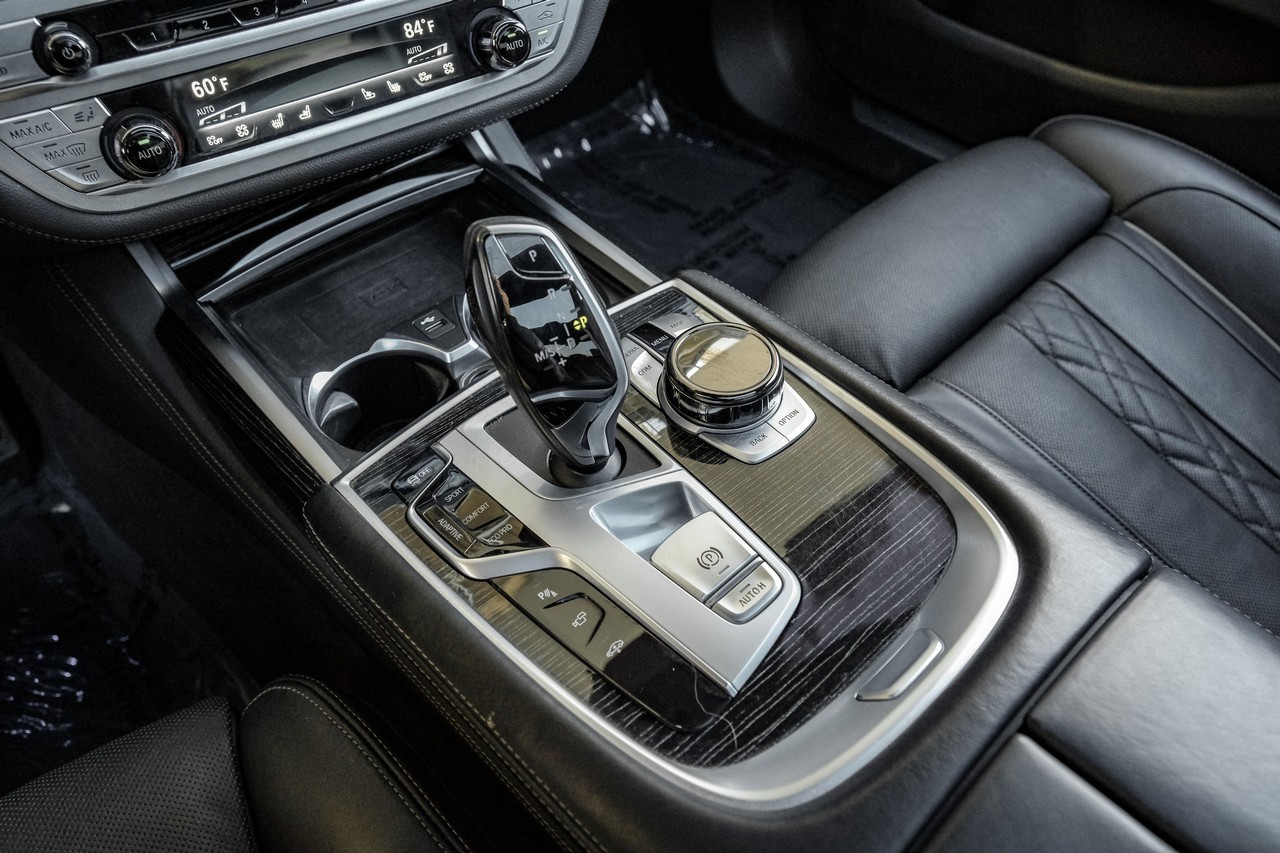 BMW 7 Series Vehicle Main Gallery Image 26