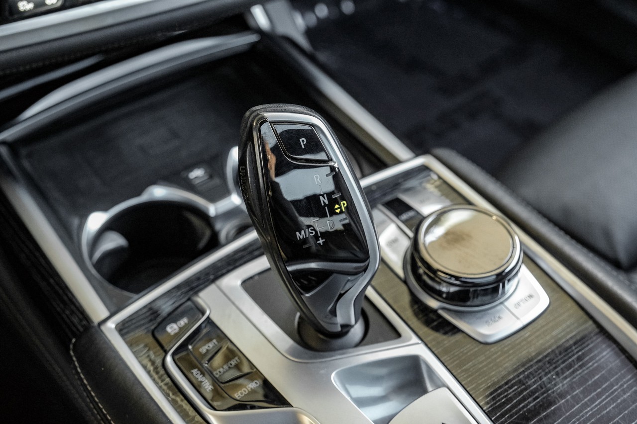 BMW 7 Series Vehicle Main Gallery Image 27