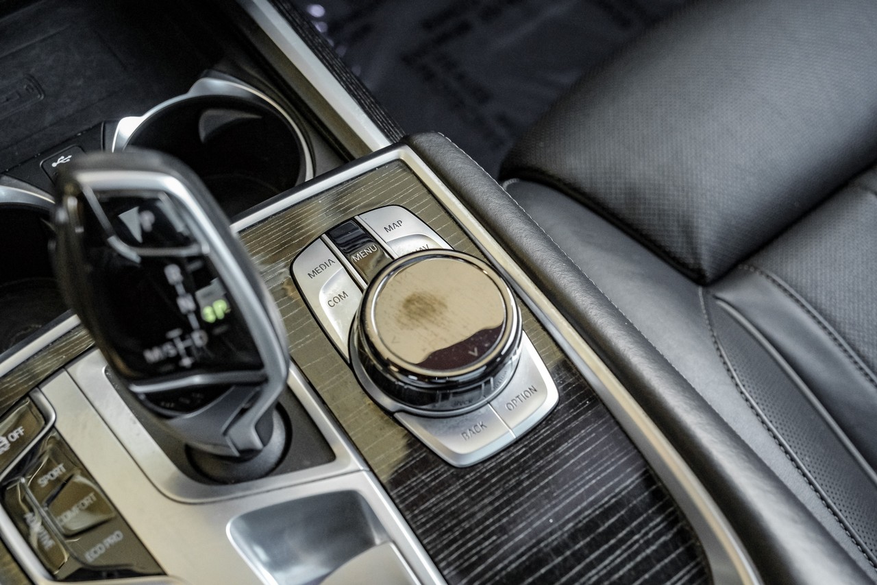BMW 7 Series Vehicle Main Gallery Image 28