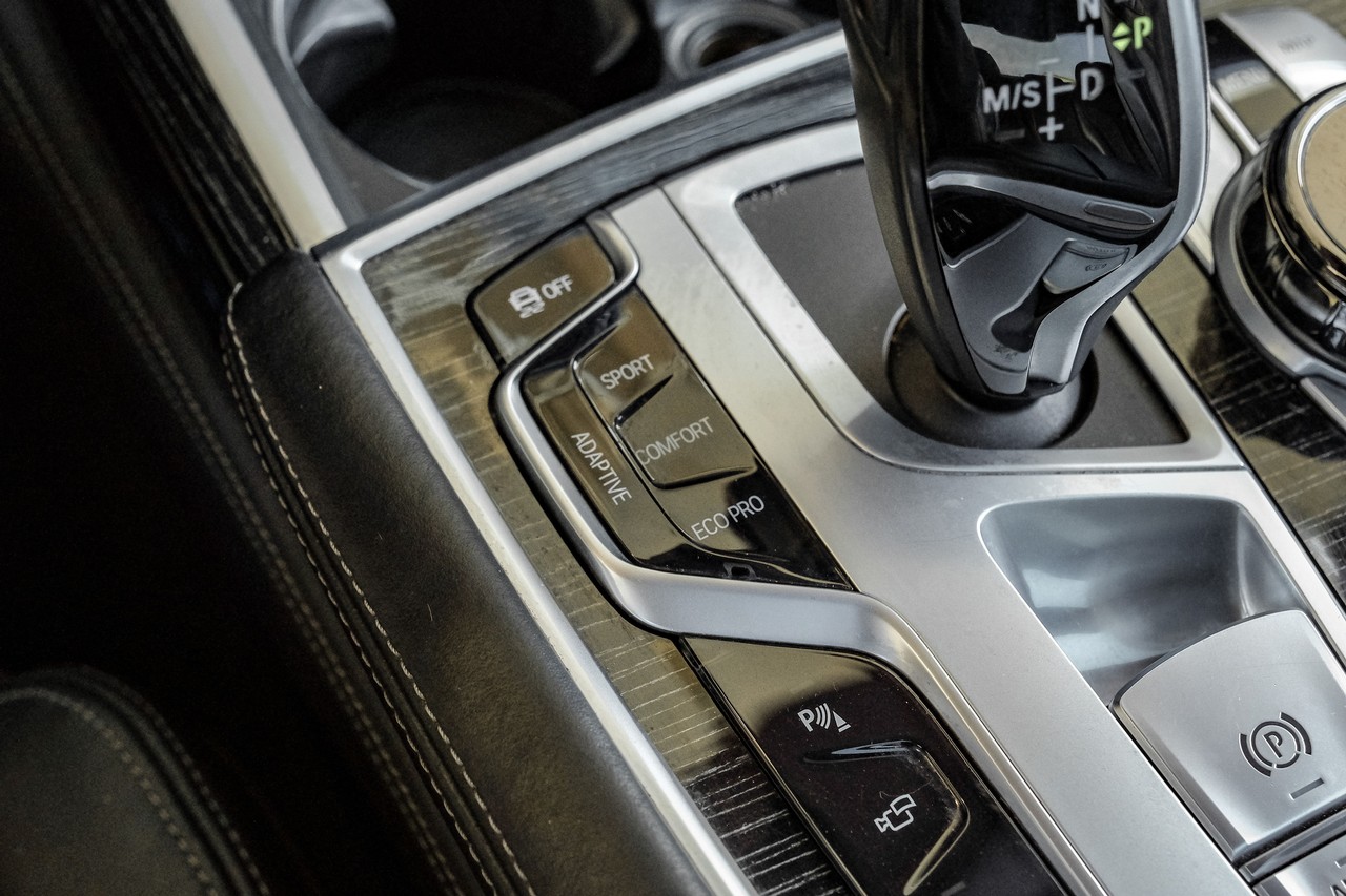 BMW 7 Series Vehicle Main Gallery Image 29