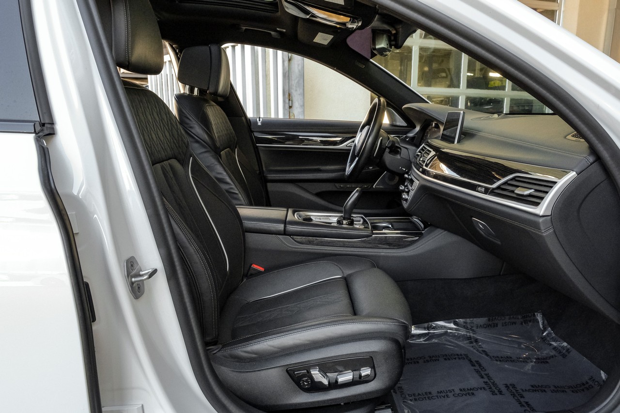 BMW 7 Series Vehicle Main Gallery Image 38