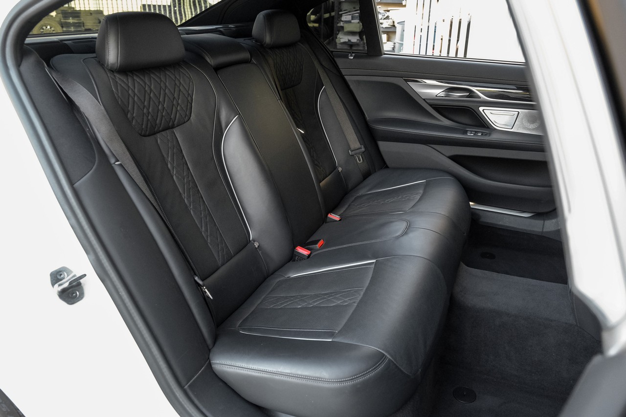 BMW 7 Series Vehicle Main Gallery Image 40