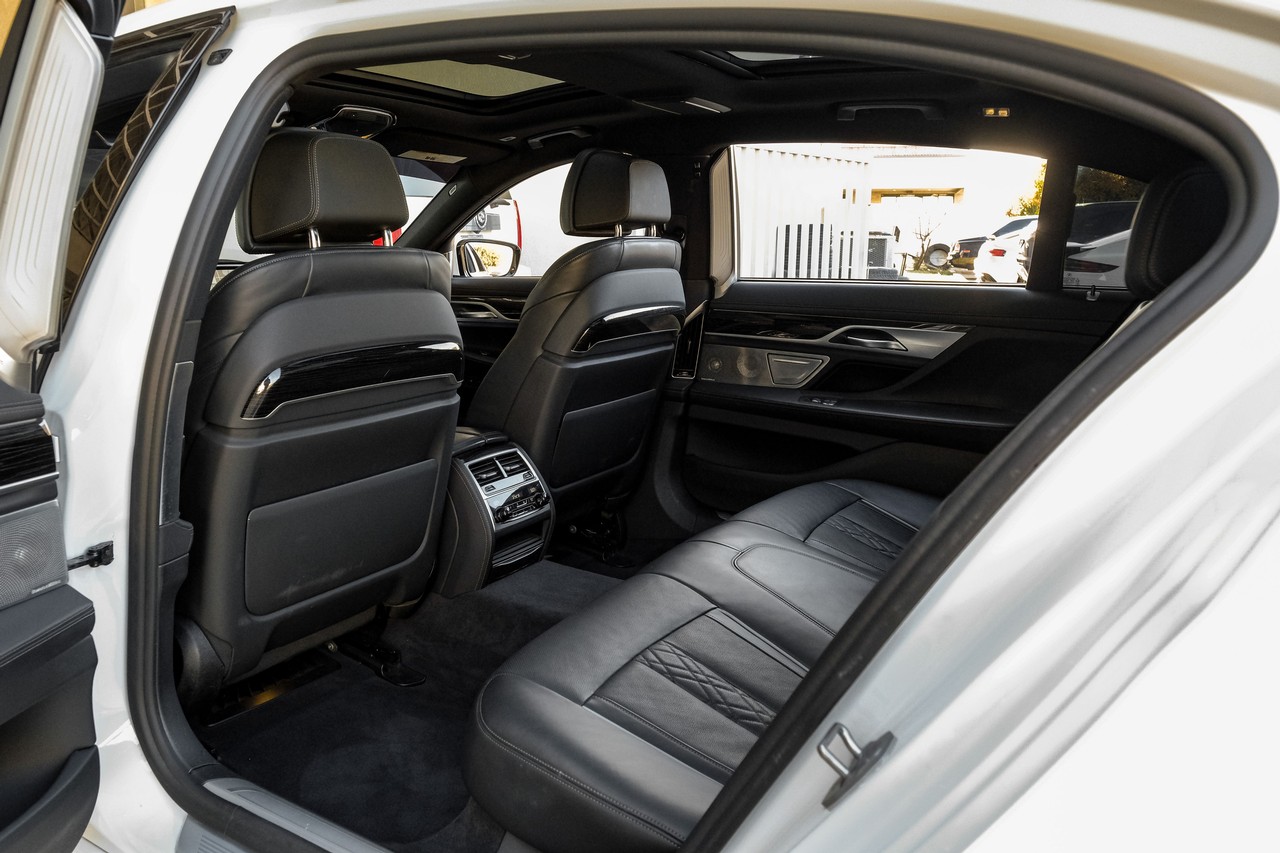 BMW 7 Series Vehicle Main Gallery Image 43