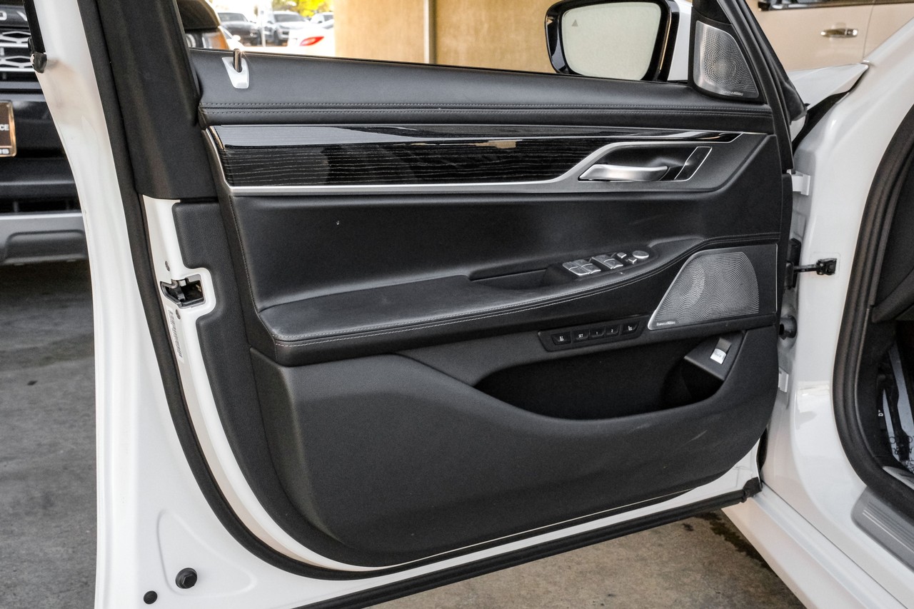 BMW 7 Series Vehicle Main Gallery Image 47