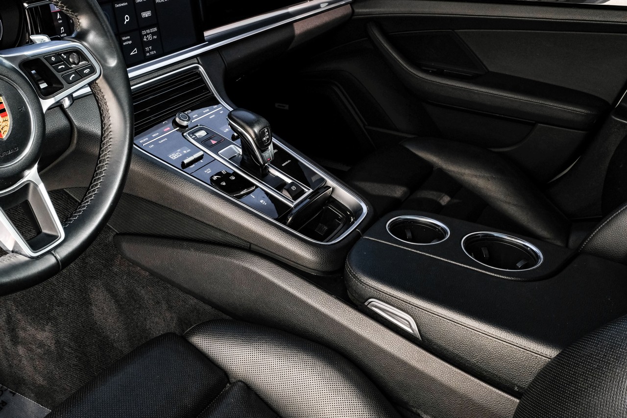 Porsche Panamera Vehicle Main Gallery Image 24