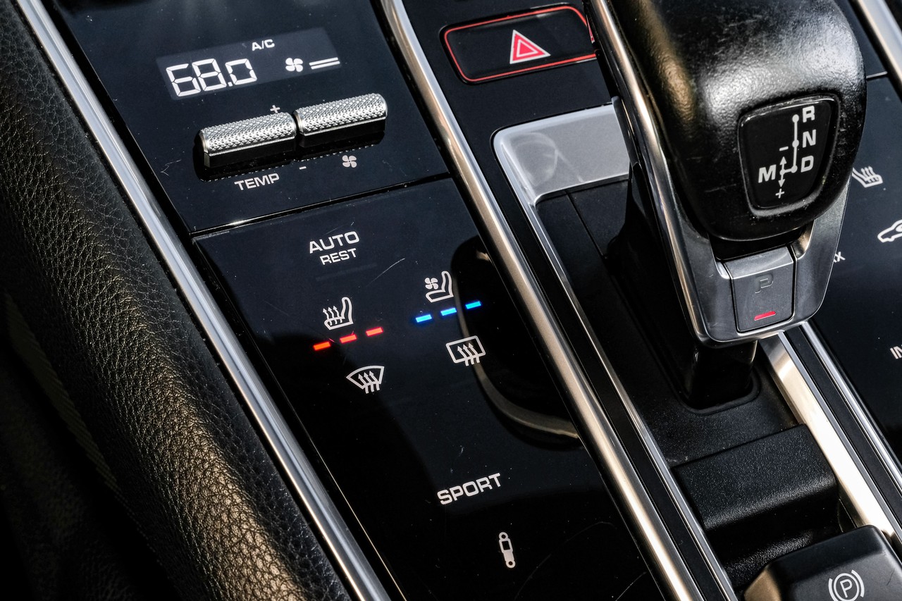 Porsche Panamera Vehicle Main Gallery Image 26