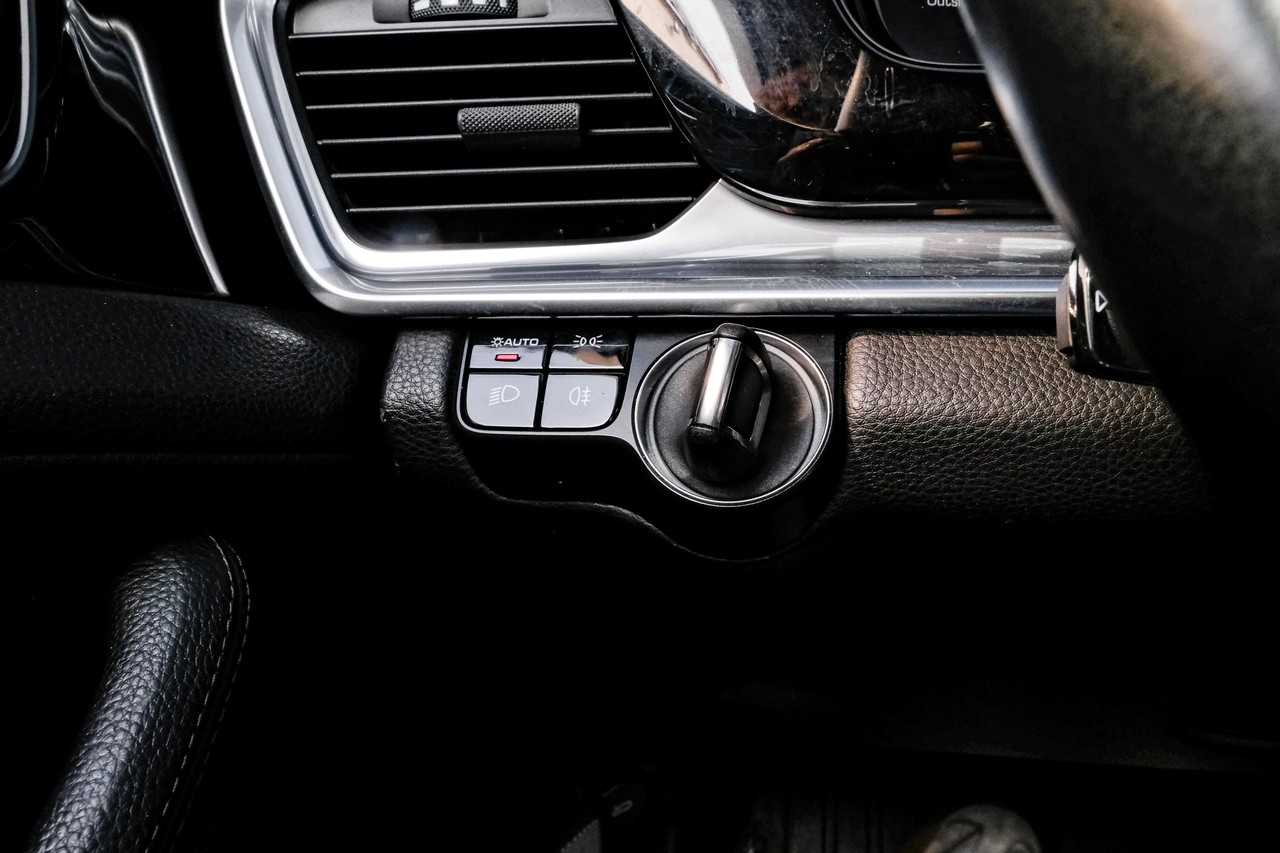 Porsche Panamera Vehicle Main Gallery Image 27