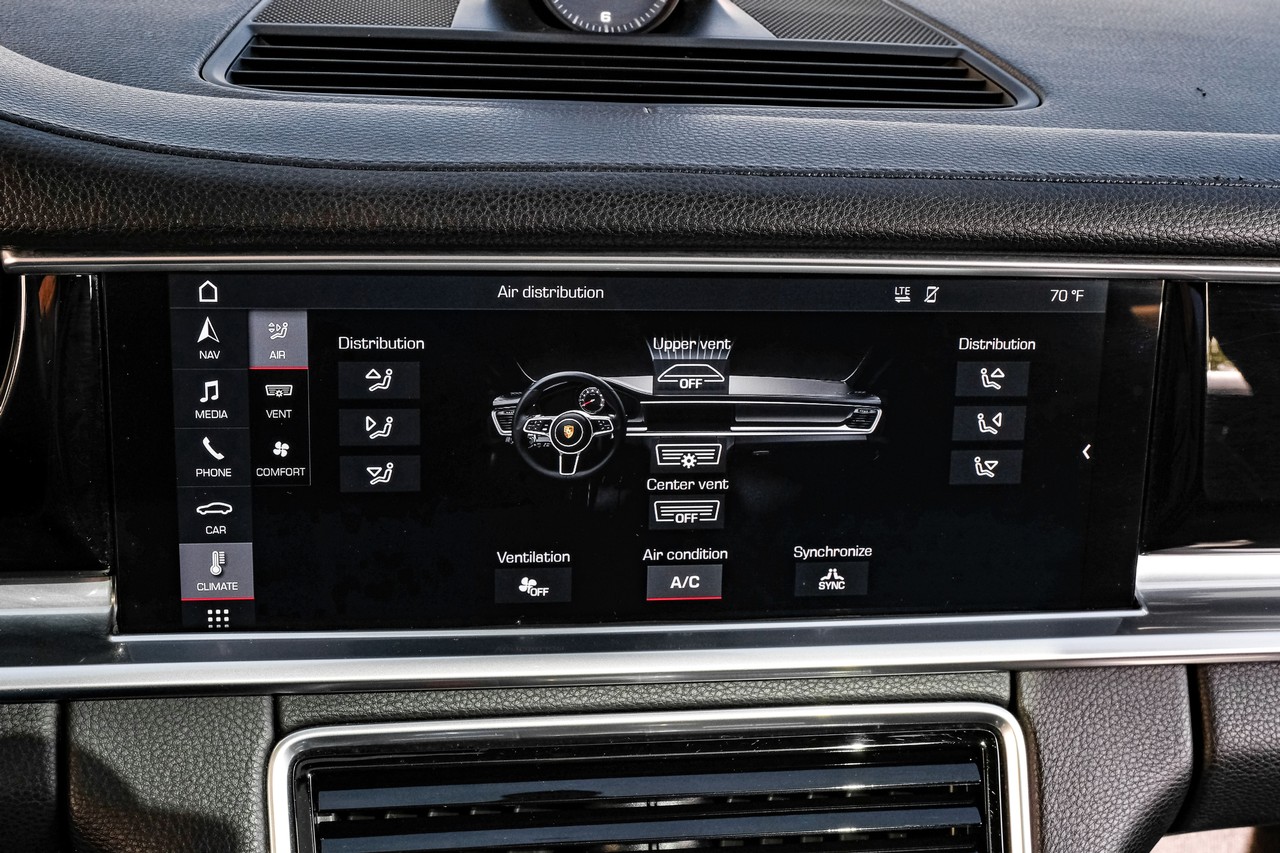 Porsche Panamera Vehicle Main Gallery Image 30