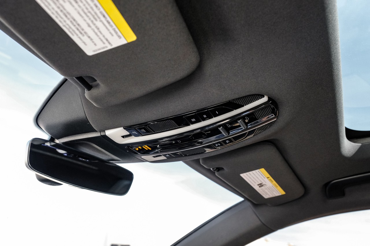 Porsche Panamera Vehicle Main Gallery Image 33