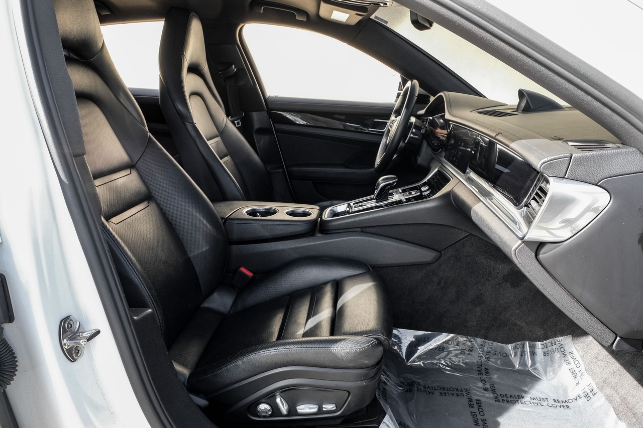 Porsche Panamera Vehicle Main Gallery Image 36