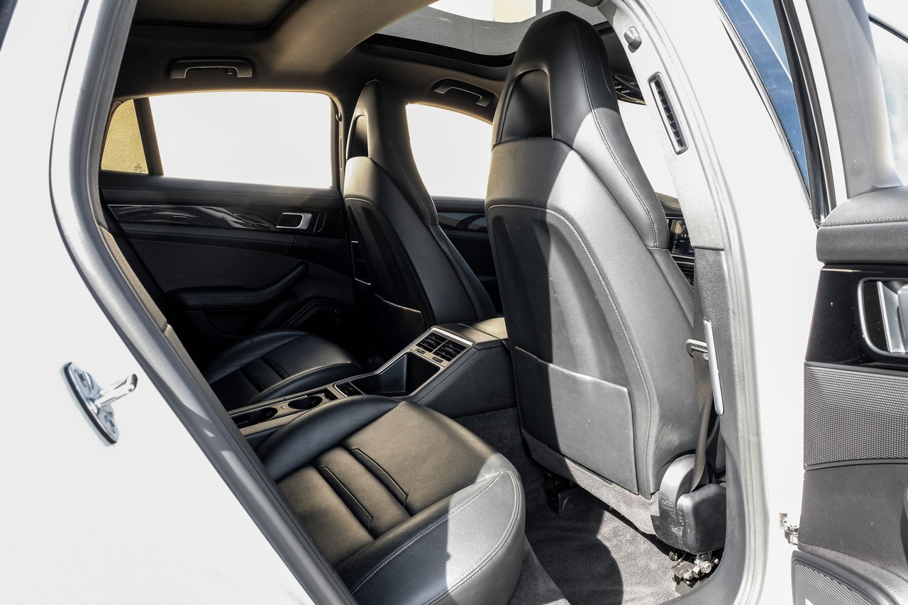 Porsche Panamera Vehicle Main Gallery Image 40