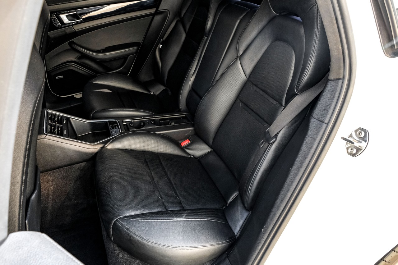 Porsche Panamera Vehicle Main Gallery Image 42