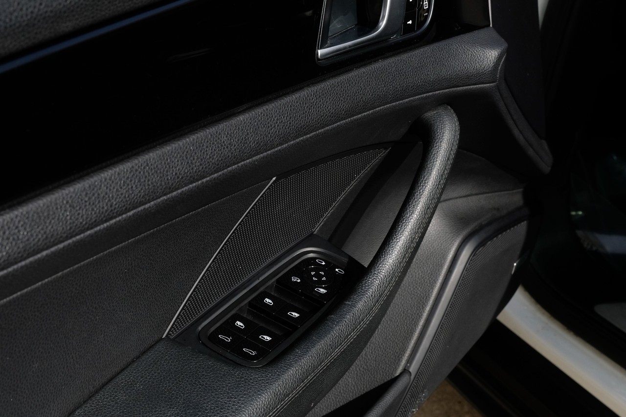 Porsche Panamera Vehicle Main Gallery Image 45