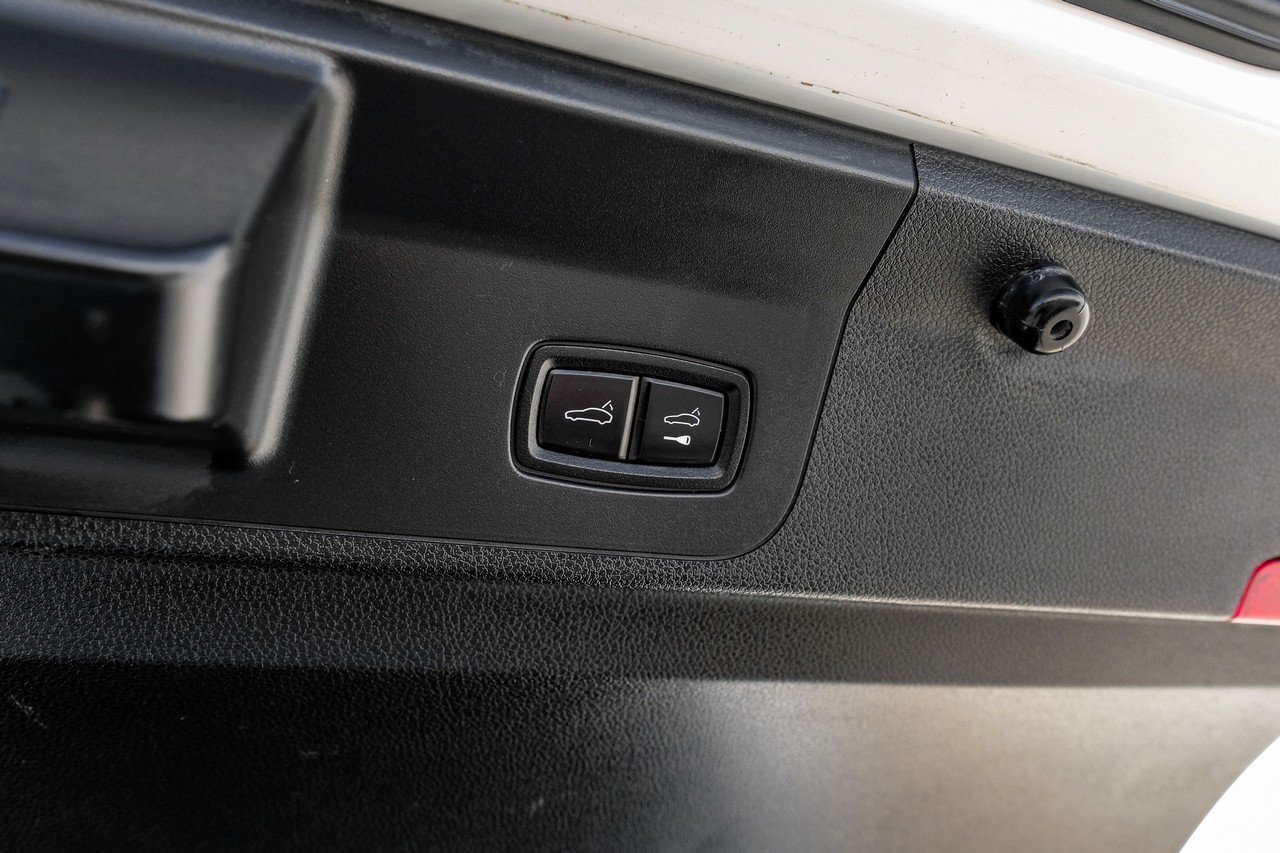 Porsche Panamera Vehicle Main Gallery Image 52