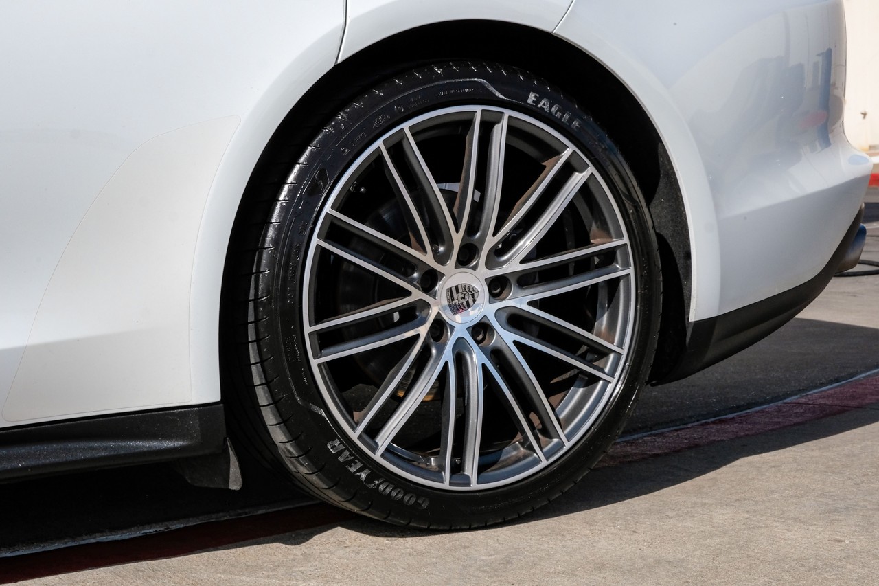 Porsche Panamera Vehicle Main Gallery Image 56