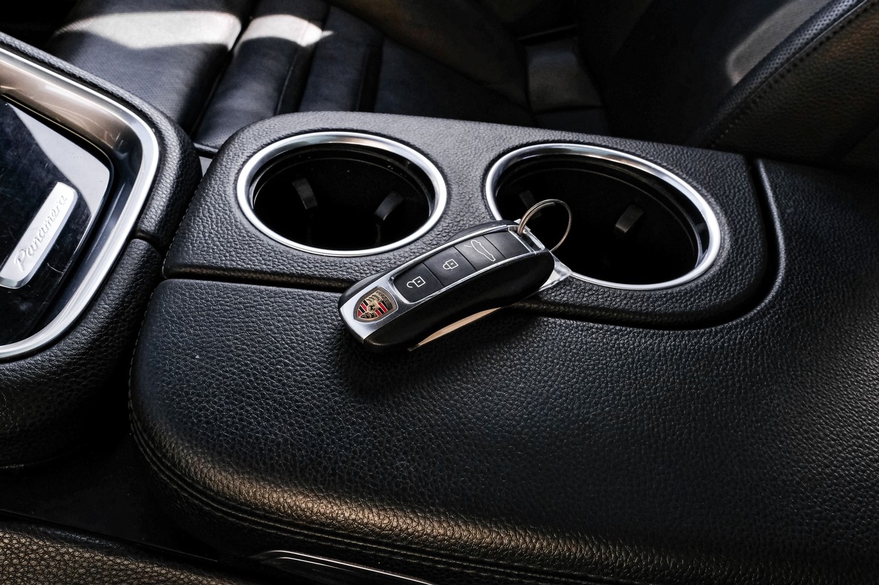 Porsche Panamera Vehicle Main Gallery Image 57