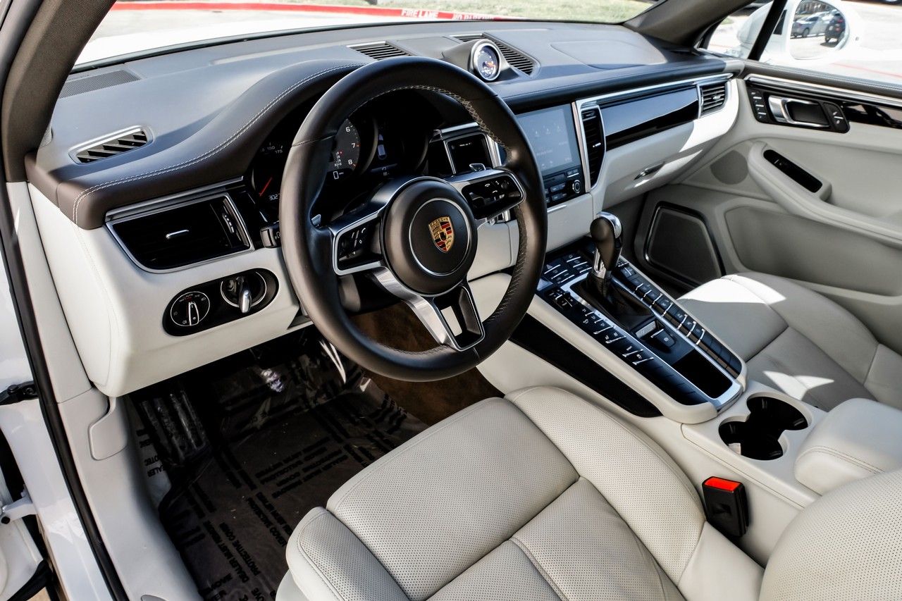 Porsche Macan Vehicle Main Gallery Image 03