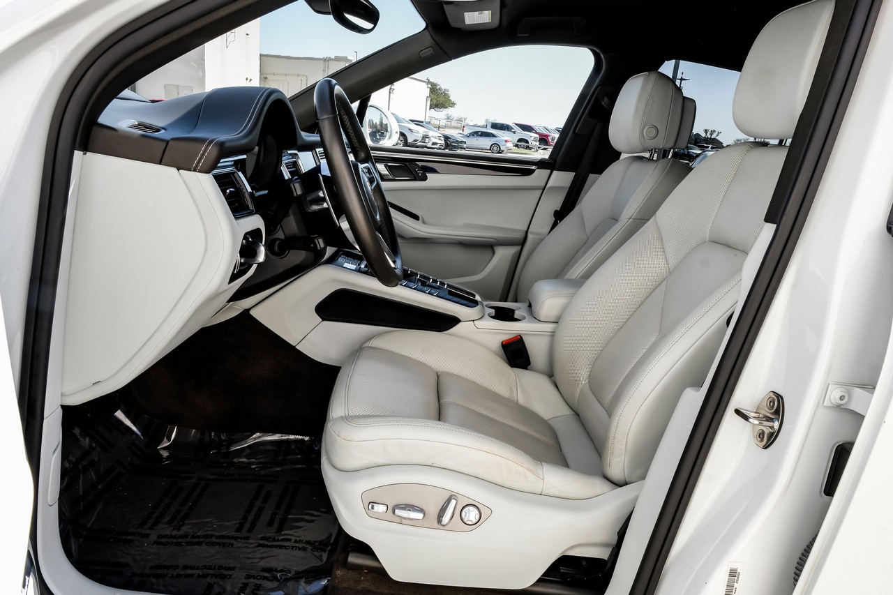 Porsche Macan Vehicle Main Gallery Image 04