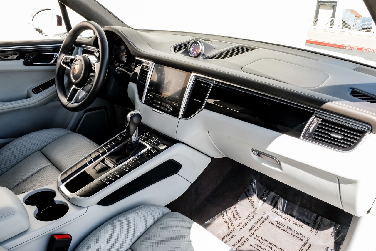 Porsche Macan Vehicle Main Gallery Image 12