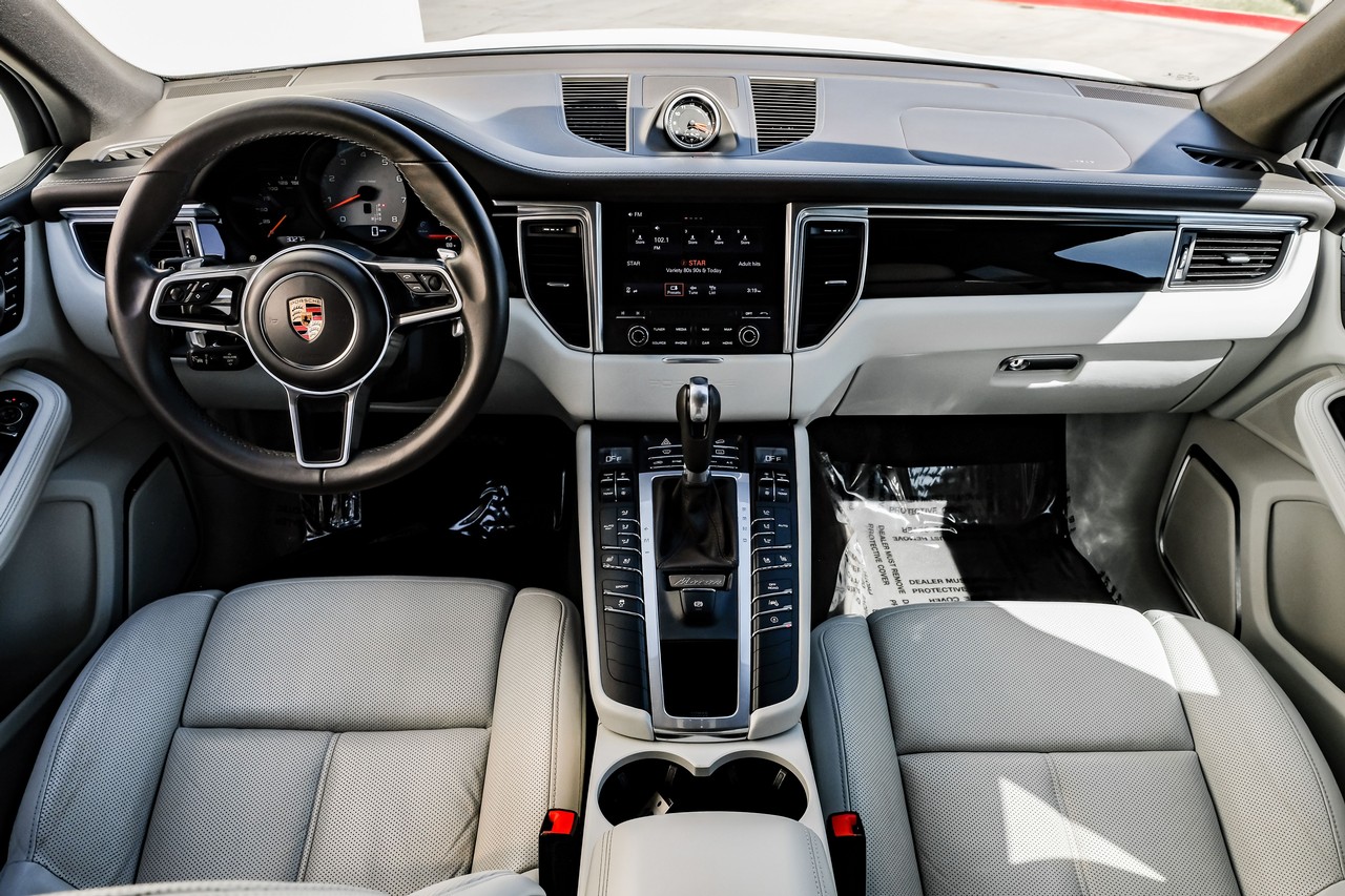 Porsche Macan Vehicle Main Gallery Image 13