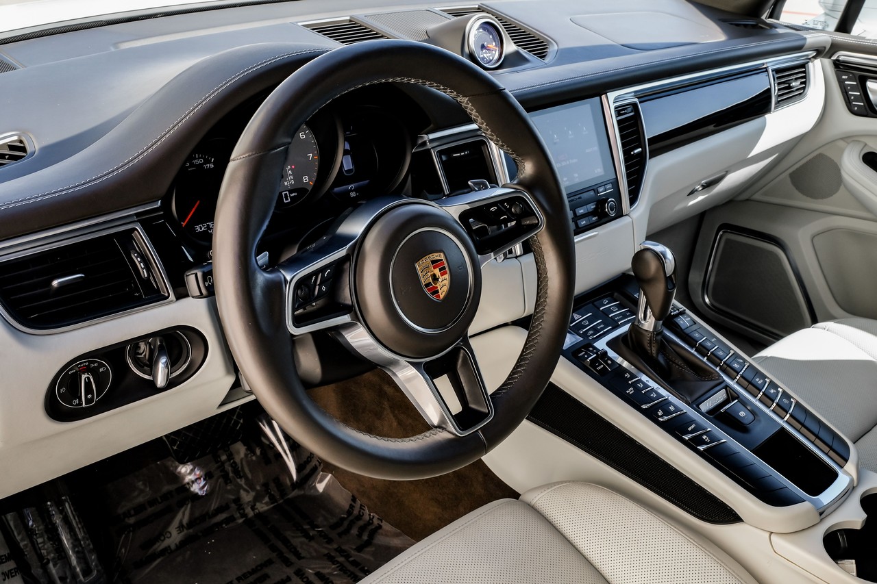 Porsche Macan Vehicle Main Gallery Image 14