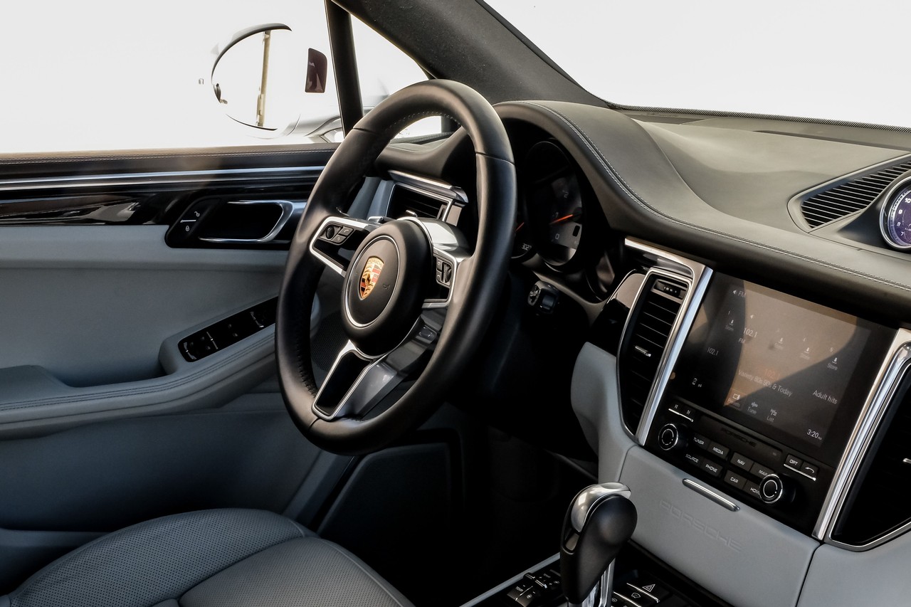 Porsche Macan Vehicle Main Gallery Image 15
