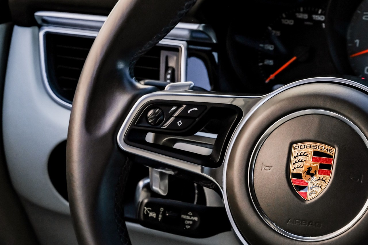 Porsche Macan Vehicle Main Gallery Image 17