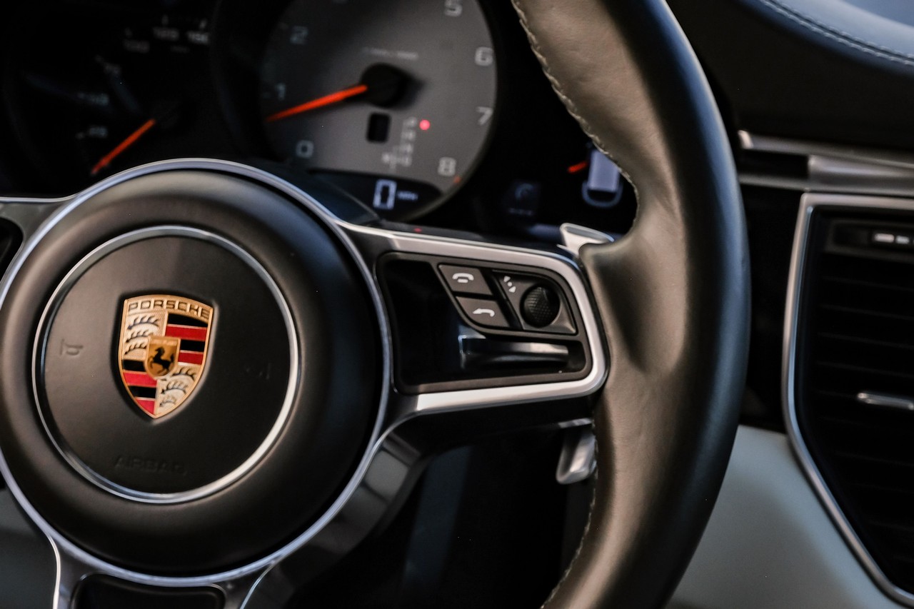 Porsche Macan Vehicle Main Gallery Image 18