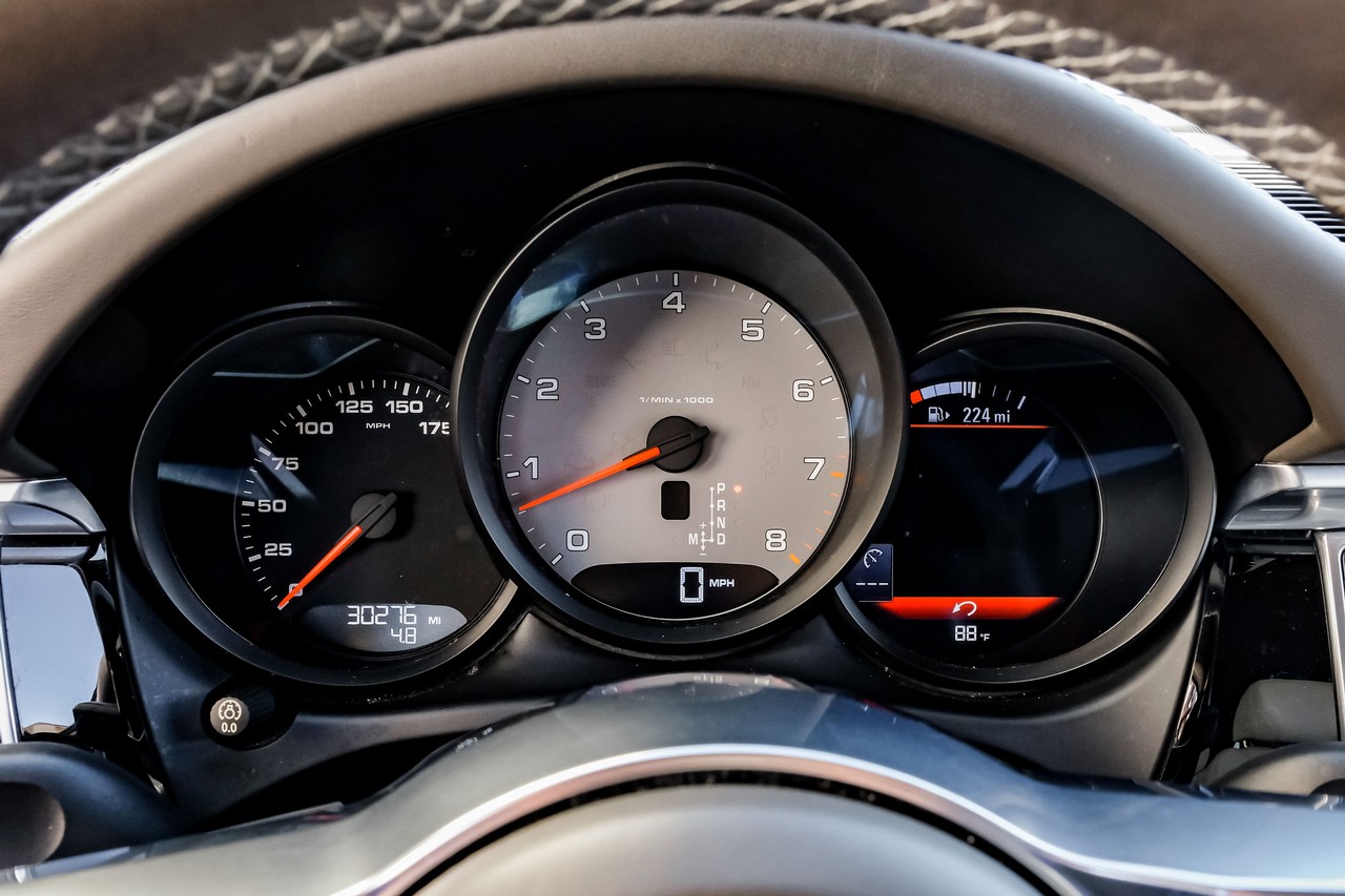 Porsche Macan Vehicle Main Gallery Image 19