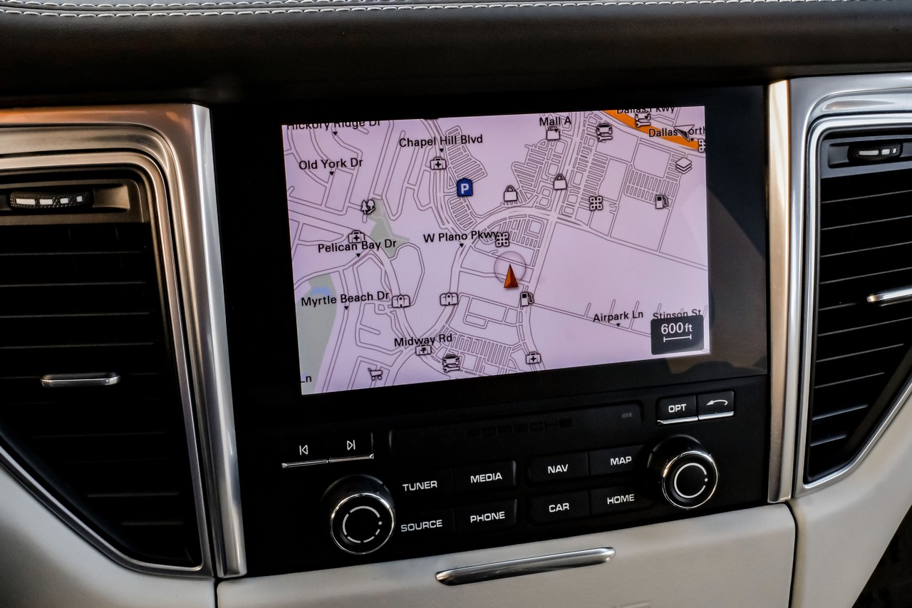 Porsche Macan Vehicle Main Gallery Image 21