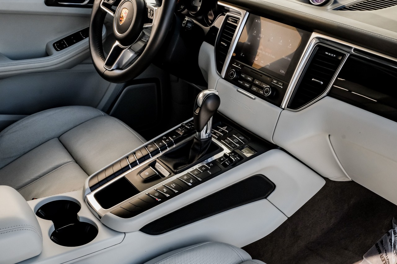 Porsche Macan Vehicle Main Gallery Image 23