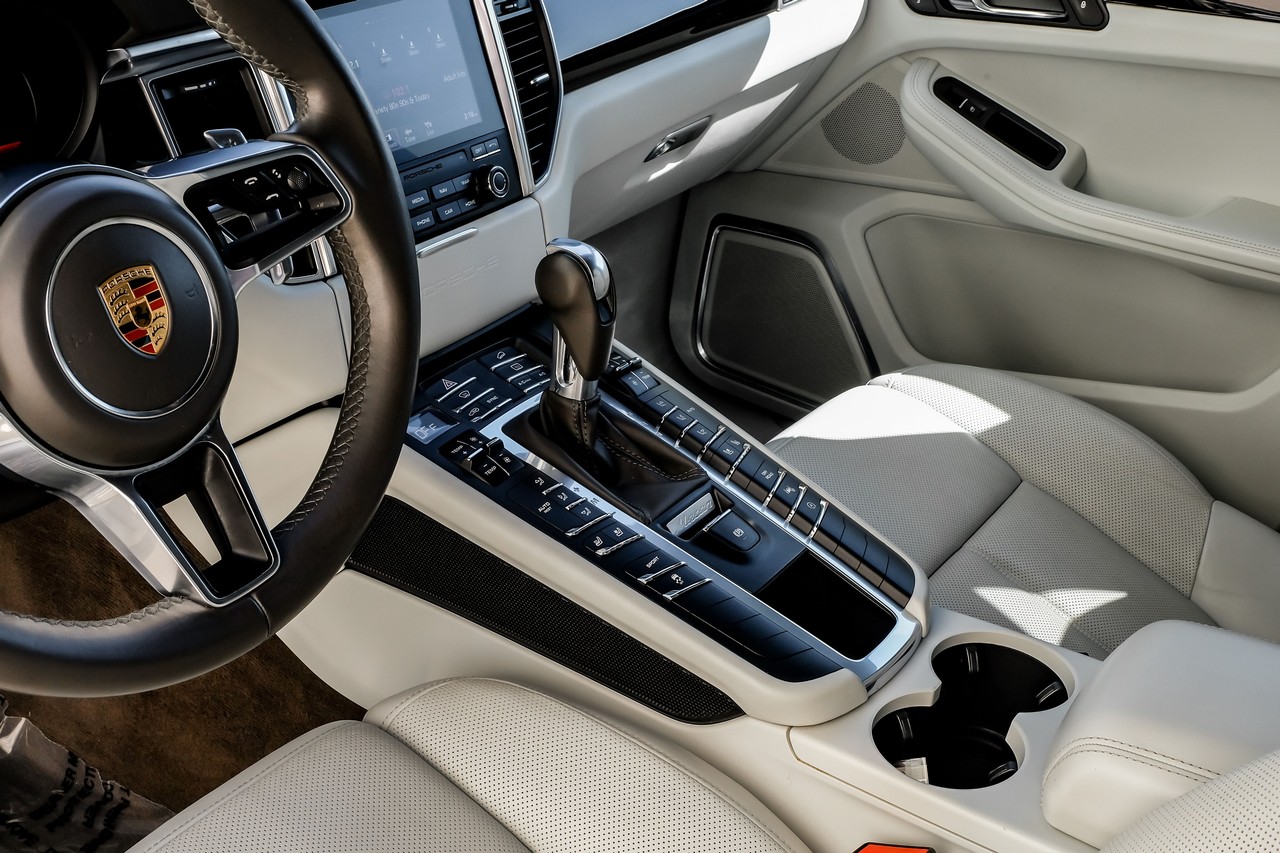 Porsche Macan Vehicle Main Gallery Image 24