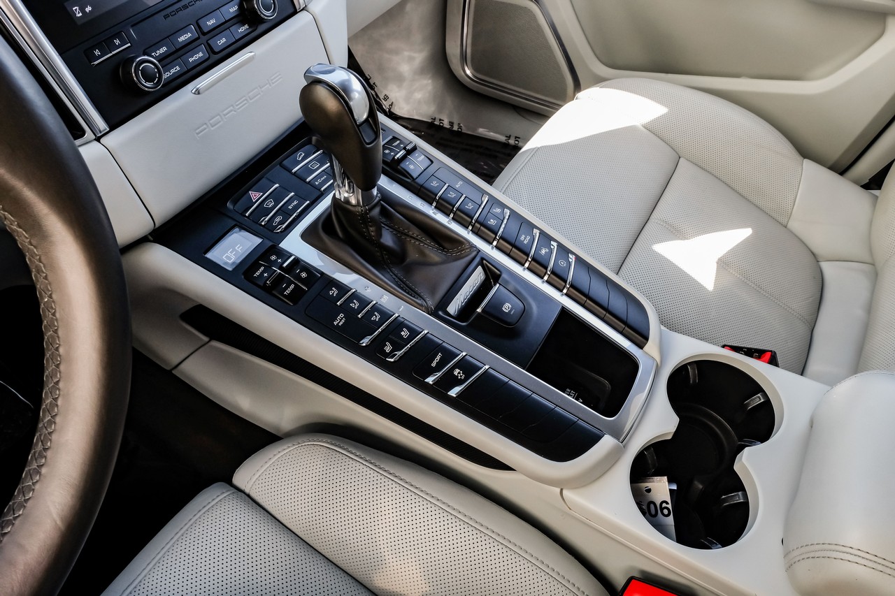 Porsche Macan Vehicle Main Gallery Image 25