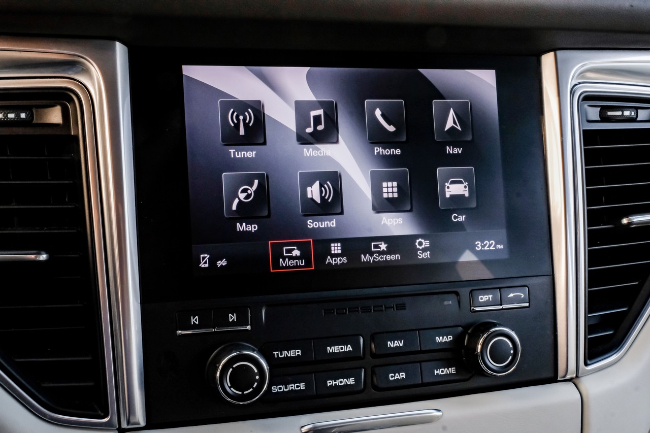 Porsche Macan Vehicle Main Gallery Image 28