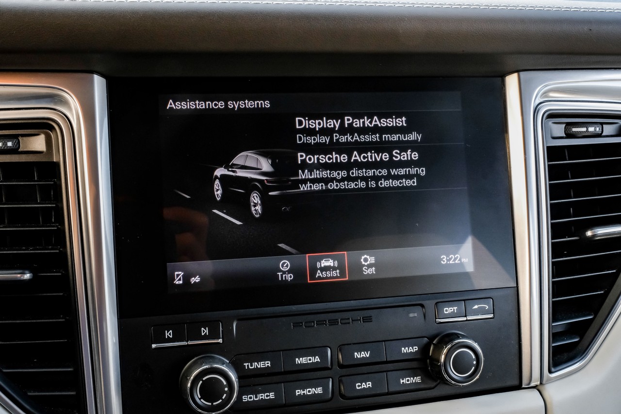 Porsche Macan Vehicle Main Gallery Image 29