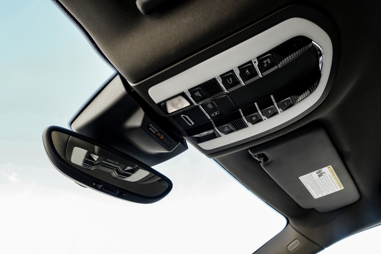 Porsche Macan Vehicle Main Gallery Image 31