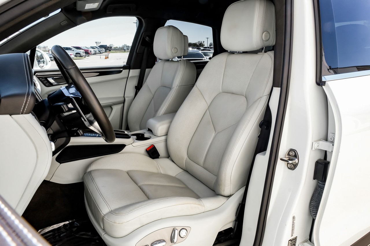 Porsche Macan Vehicle Main Gallery Image 32