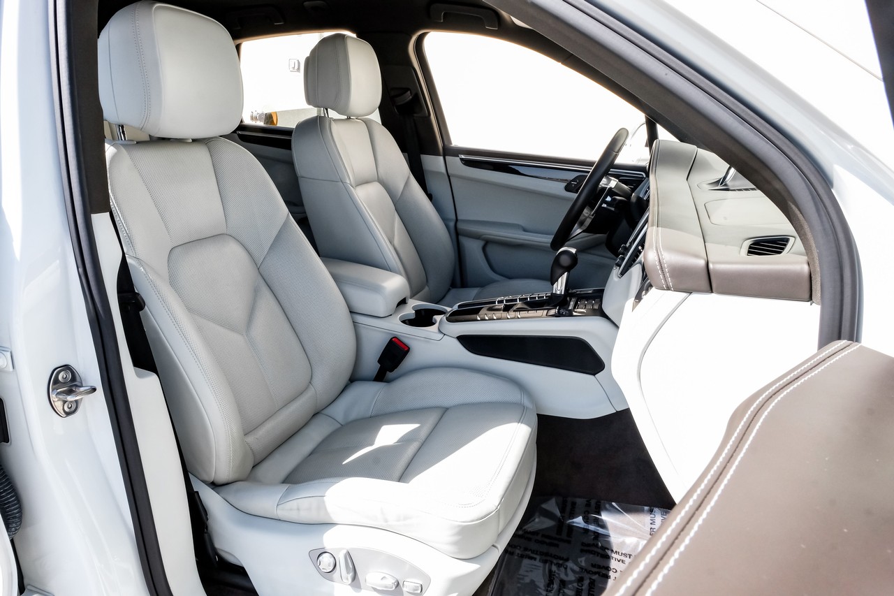 Porsche Macan Vehicle Main Gallery Image 35