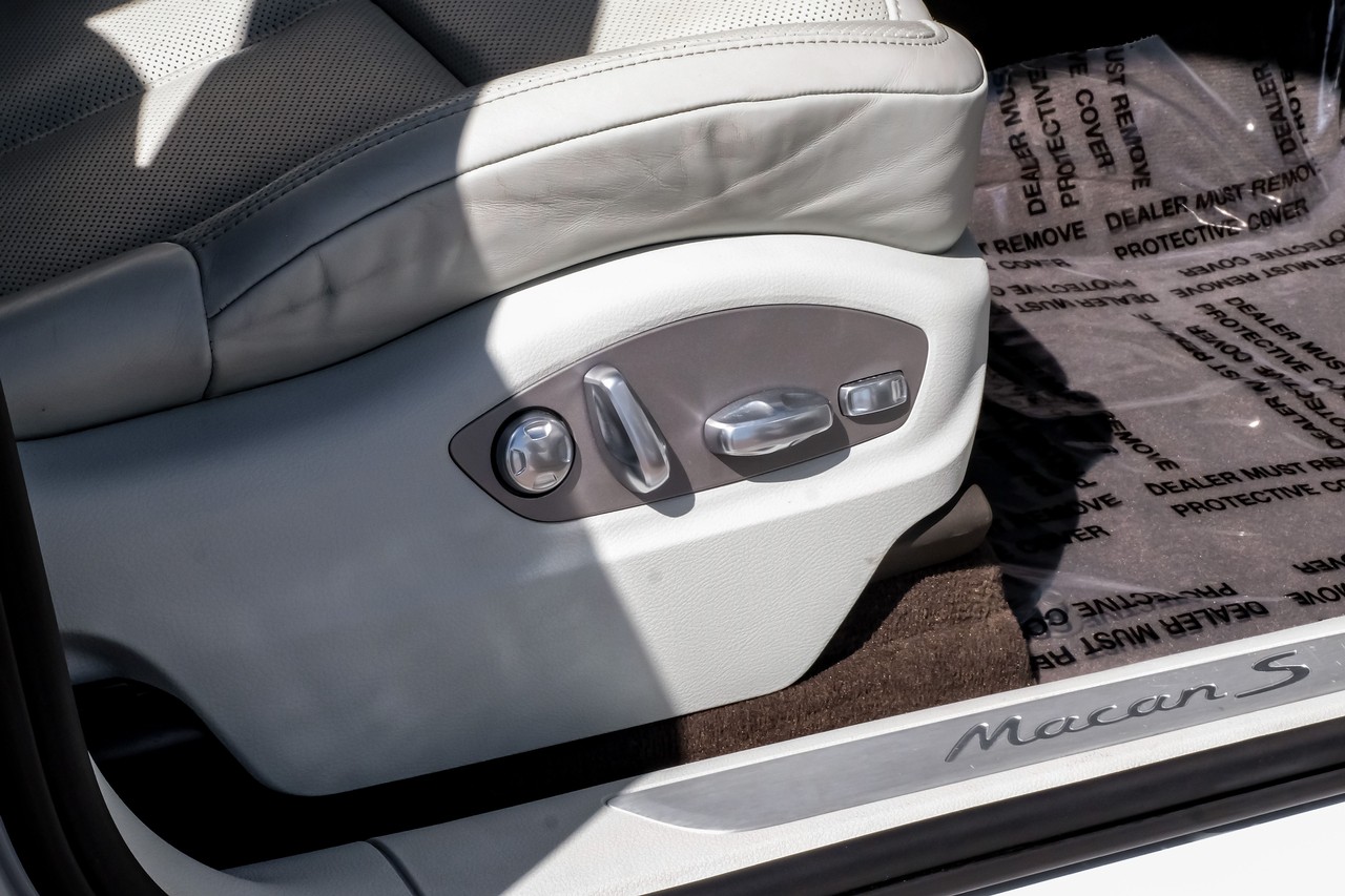 Porsche Macan Vehicle Main Gallery Image 36