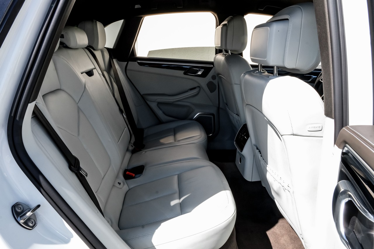 Porsche Macan Vehicle Main Gallery Image 37