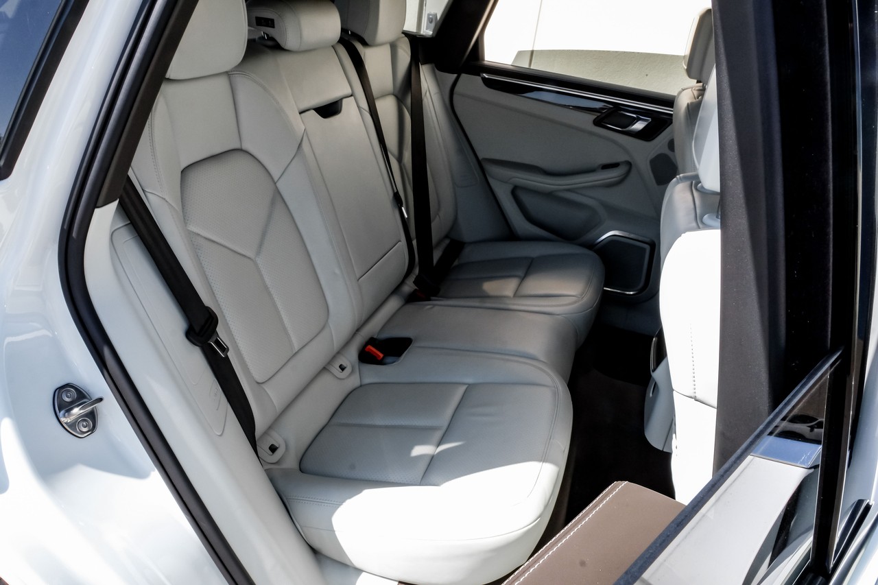 Porsche Macan Vehicle Main Gallery Image 38